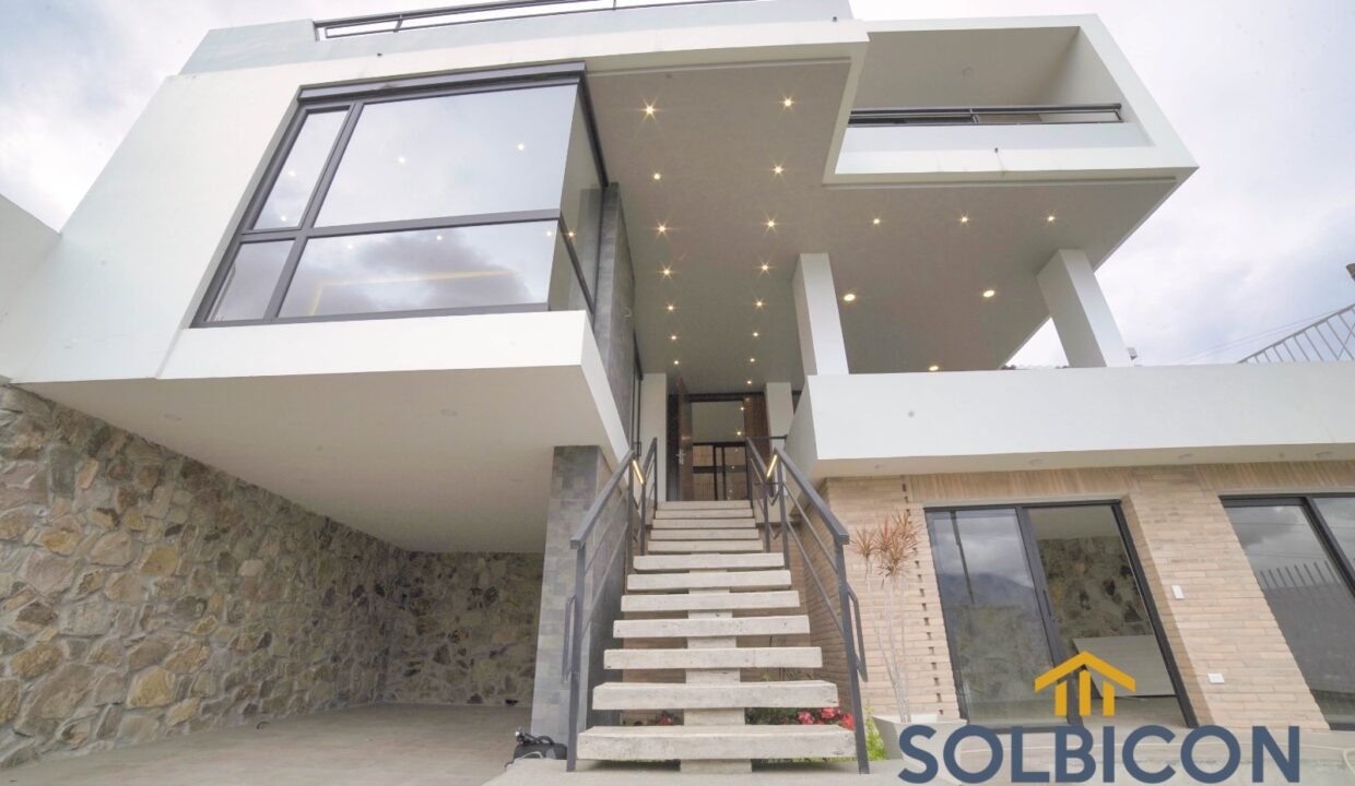 fachada casa de lujo cuenca