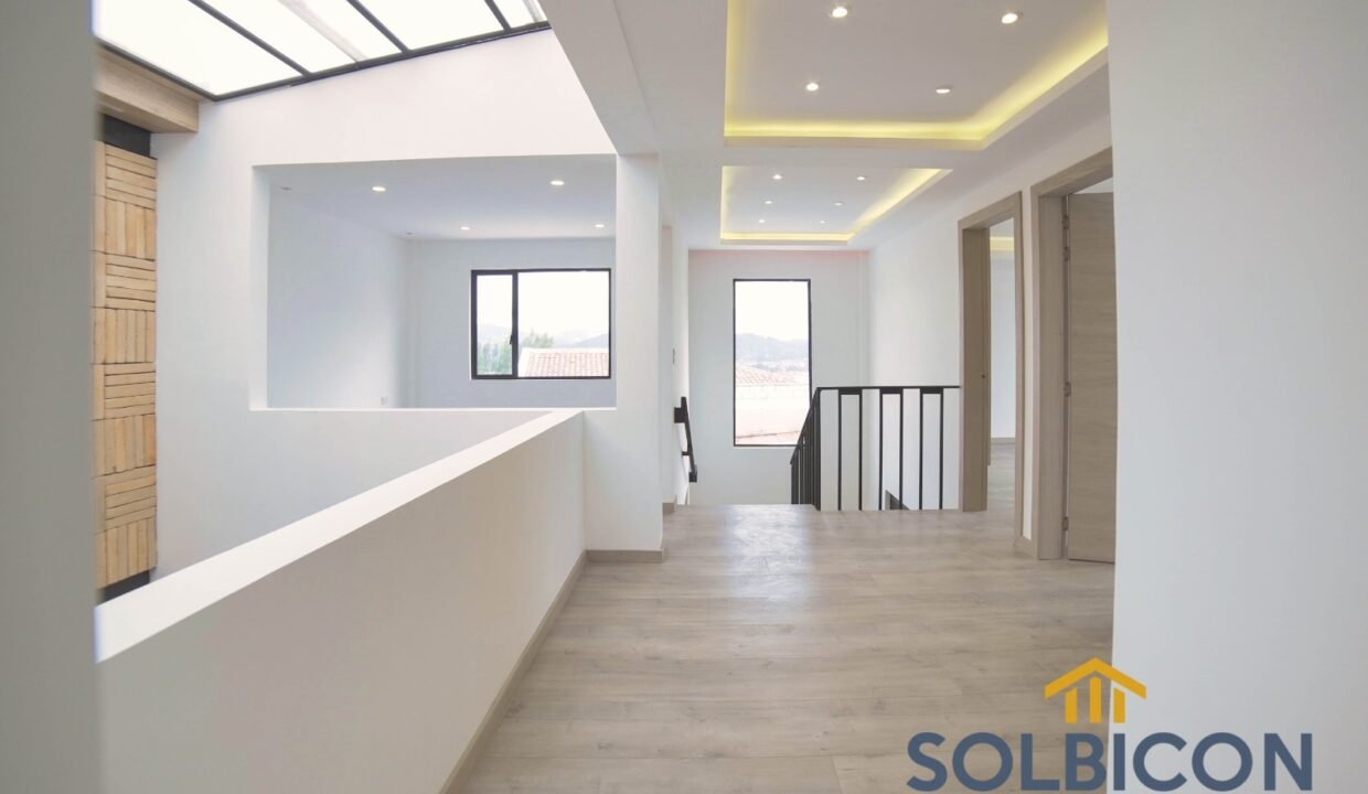 pasillo de cuartos casa de lujo cuenca