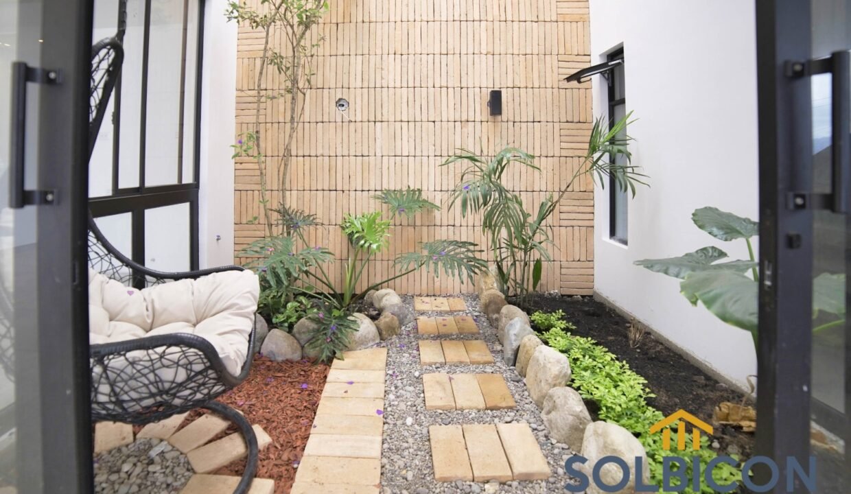 patio interno casa de lujo cuenca