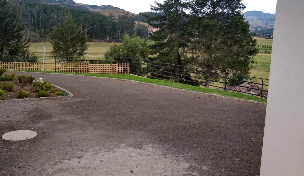 Garage Casa de cuatro habitaciones-Tarqui