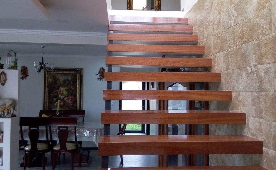 escaleras Casa de cuatro habitaciones-Tarqui