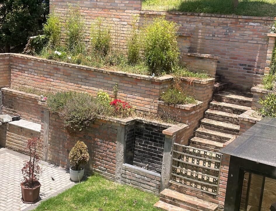 escaleras del patio Casa de cuatro habitaciones-Tarqui