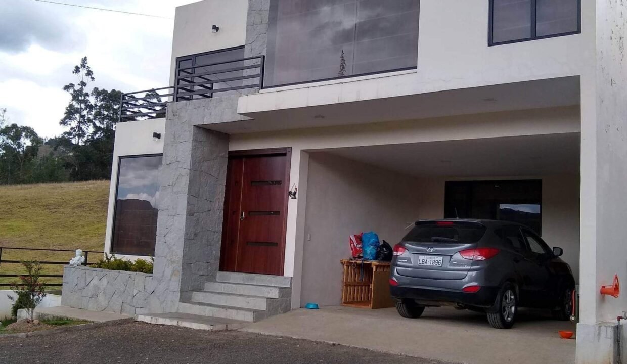 fachada de frente Casa de cuatro habitaciones-Tarqui