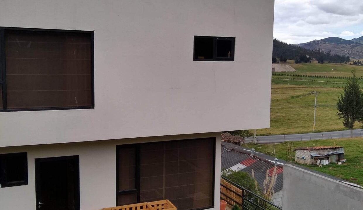 fachade de las izquierda Casa de cuatro habitaciones-Tarqui