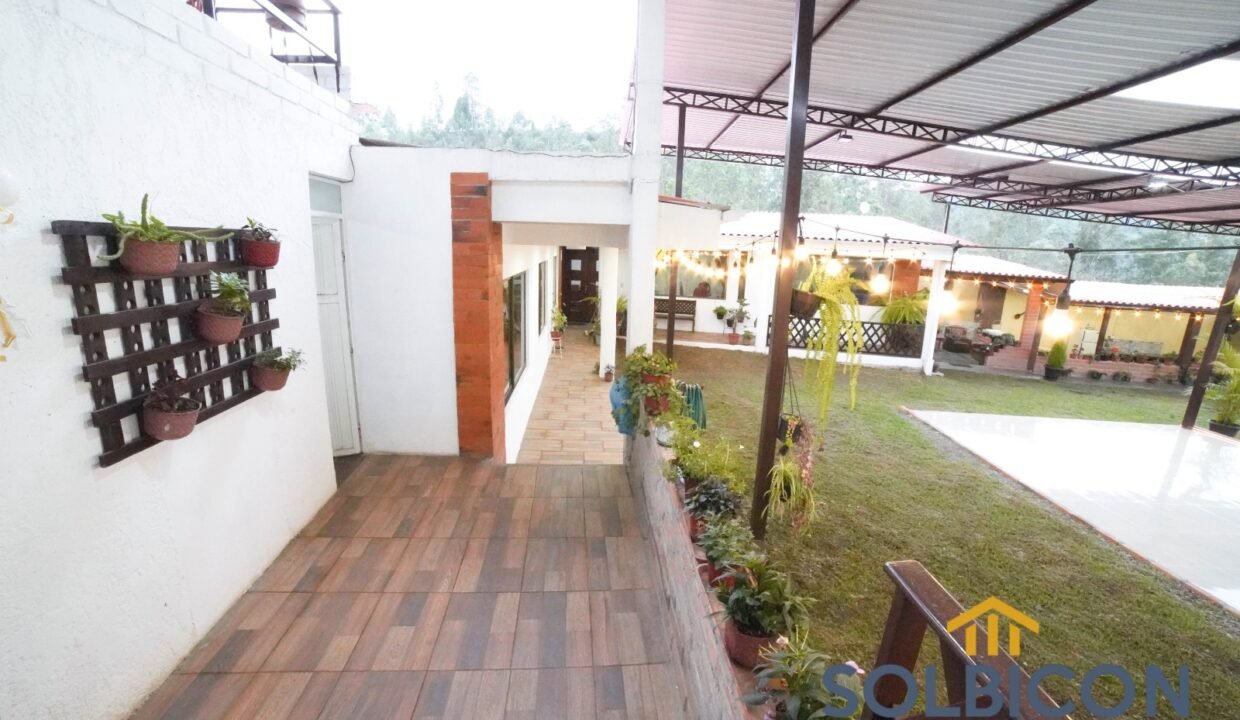 pasiilo y patio Casa de 4 habitaciones en Ricaurter