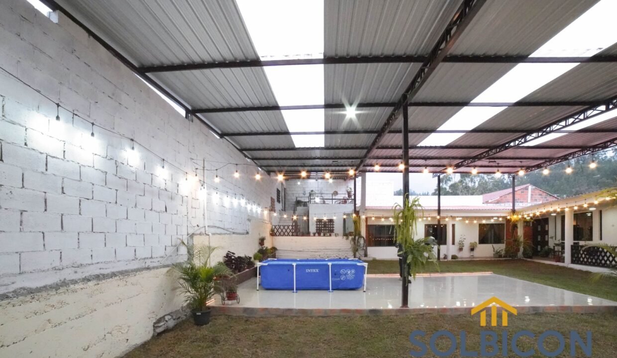 vista lateral del patio Casa de 4 habitaciones en Ricaurter