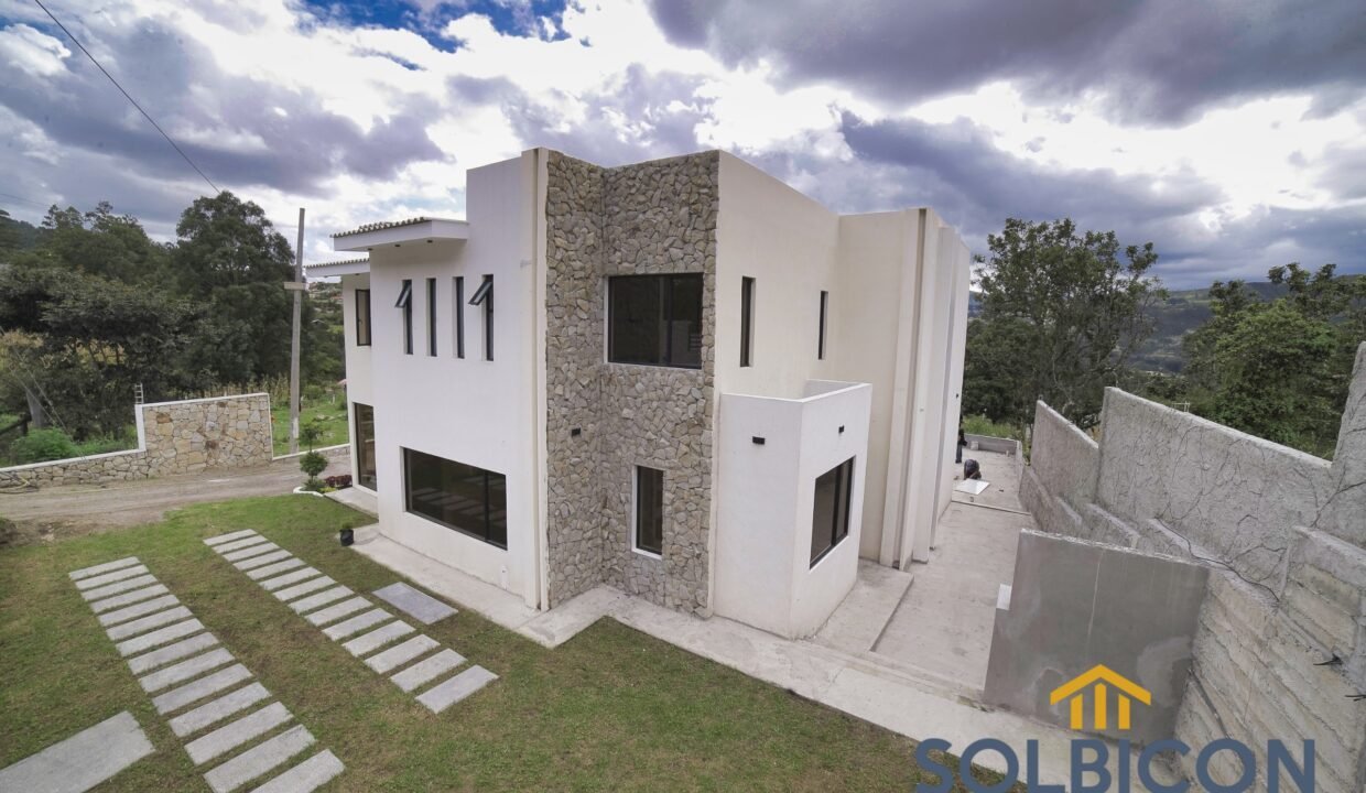 casa y patio chaullabamba de cuatro habitaciones