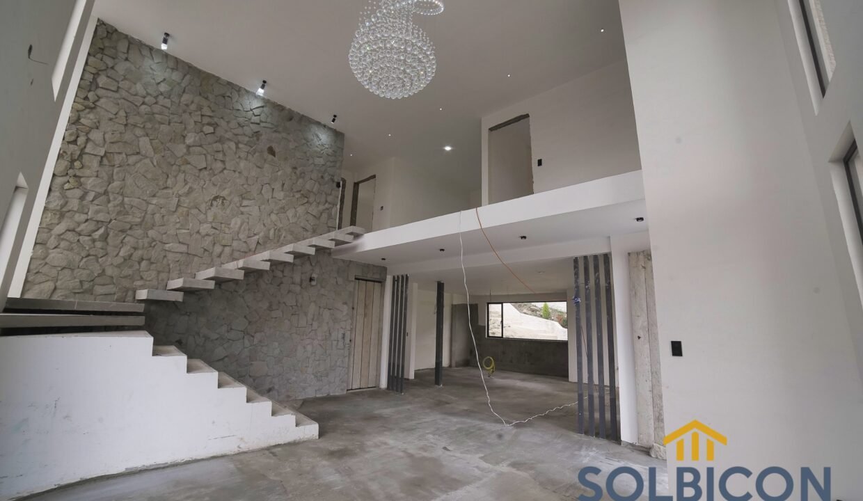 esacaleras y segundo piso chaullabamba de cuatro habitaciones