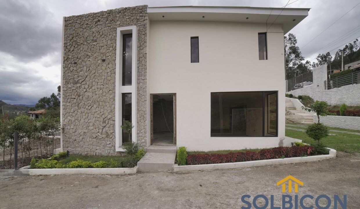 fachada frontal chaullabamba de cuatro habitaciones