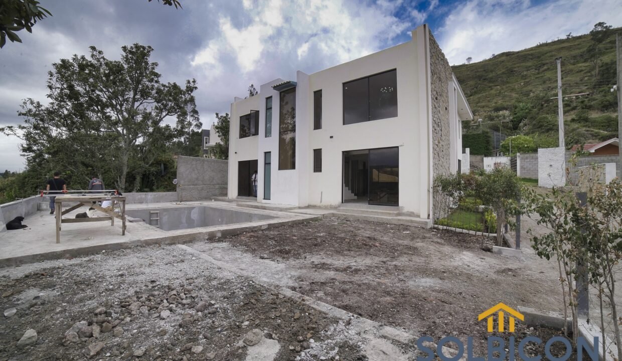 fachada lateral casa chaullabamba de cuatro habitaciones