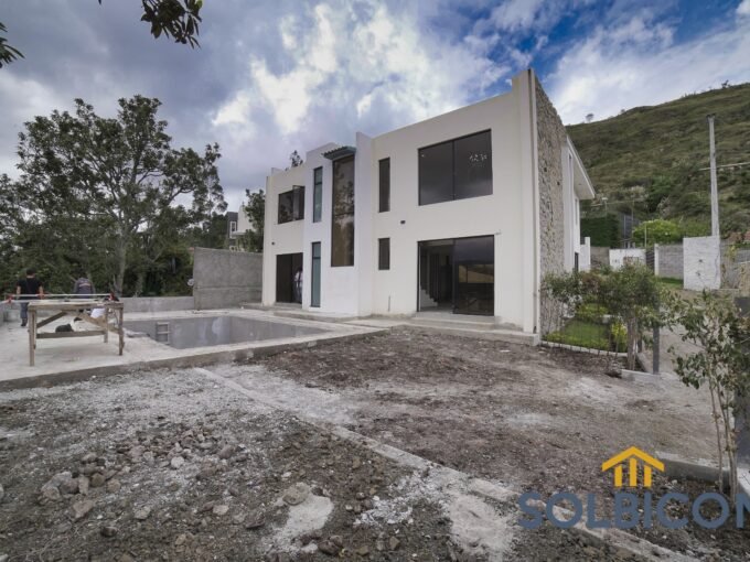 fachada lateral casa chaullabamba de cuatro habitaciones