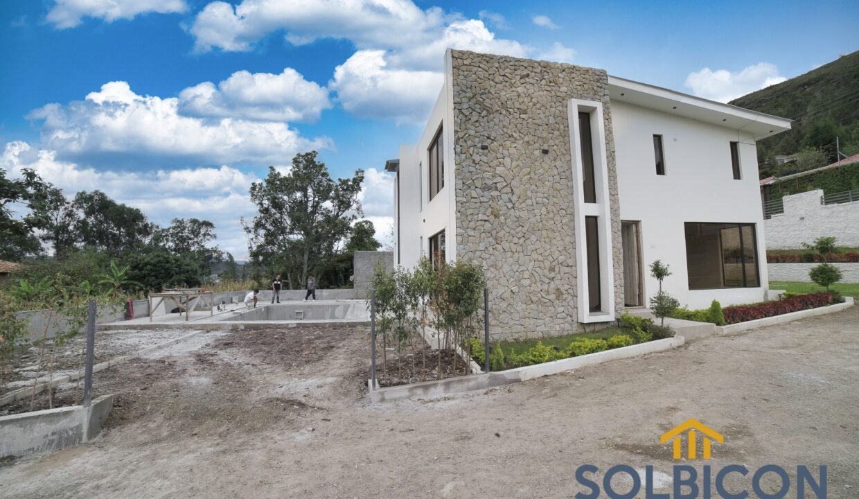 fachada lateral izquierdo chaullabamba de cuatro habitaciones