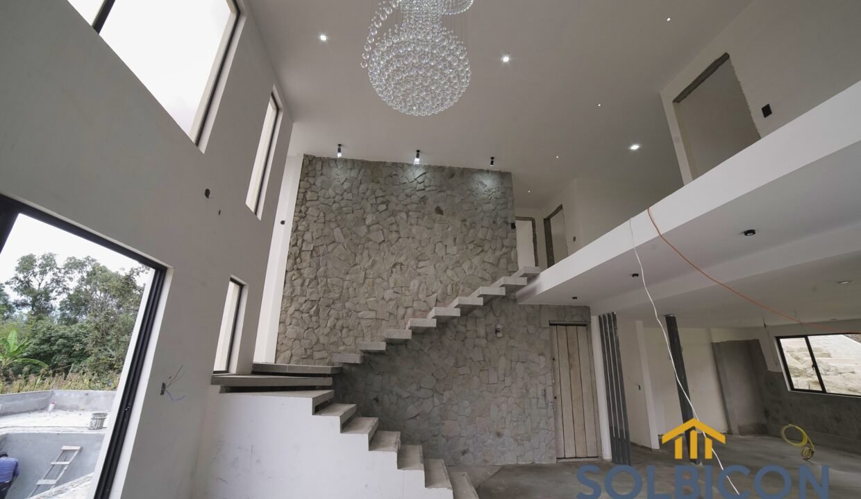 sala y escaleras chaullabamba de cuatro habitaciones