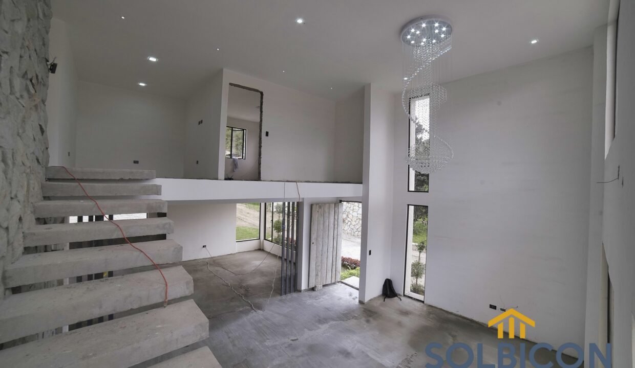 sala y segundo piso chaullabamba de cuatro habitaciones