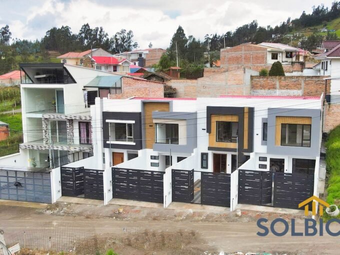 fachada Casas de lujo Baños Cuenca Ecuador