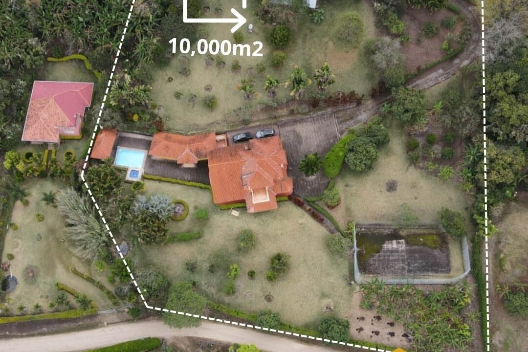 Area del terreno Hermosa Quinta en el Valle de Yunguilla