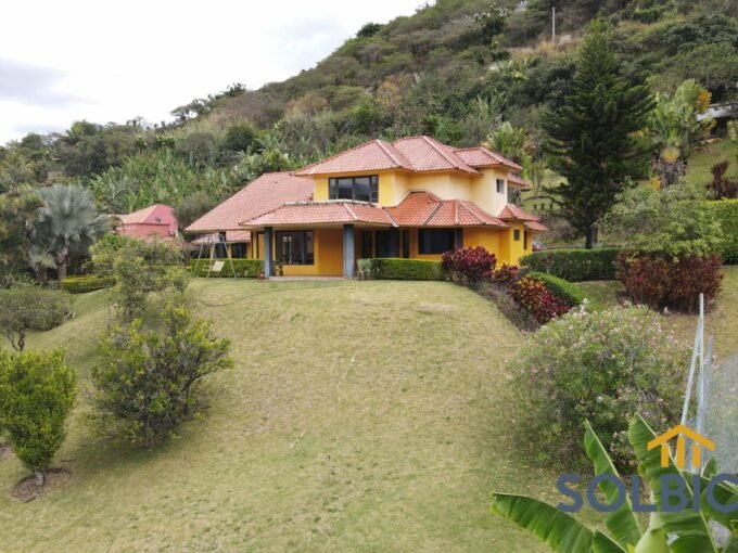 Fachada Hermosa Quinta en el Valle de Yunguilla