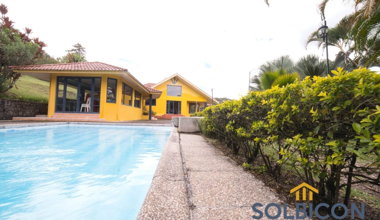 Pisicina Hermosa Quinta en el Valle de Yunguilla.