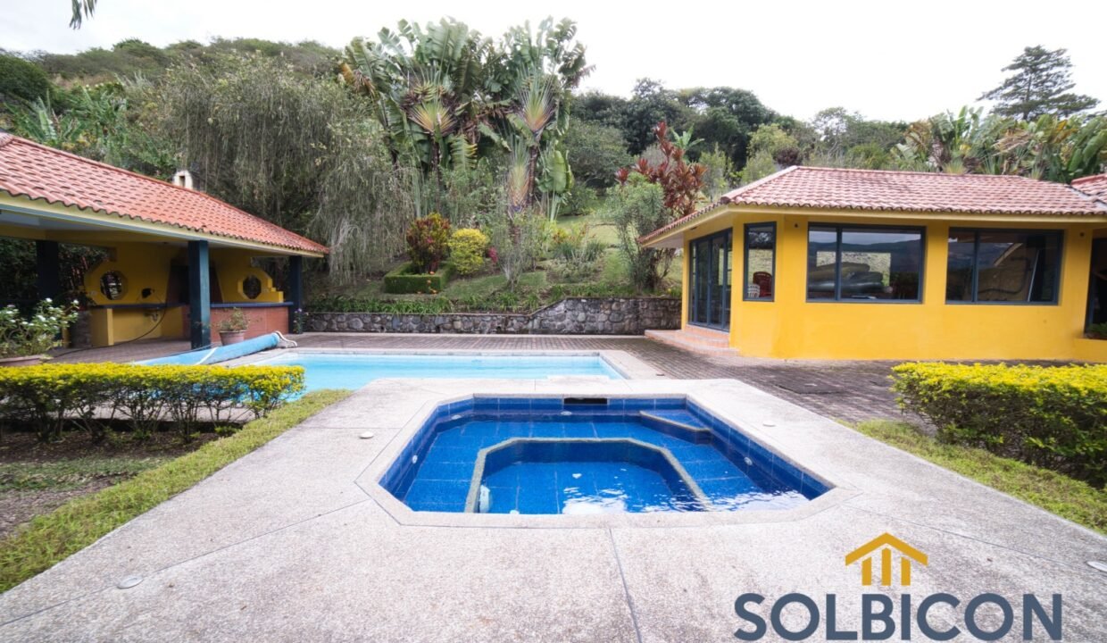 piscina Hermosa Quinta en el Valle de Yunguilla